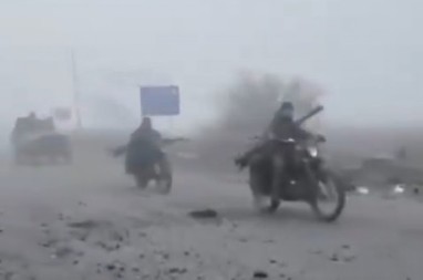 NADREALNE SCENE NA FRONTU Rusi uleću u Pokrovsk kao JAHAČI APOKALIPSE, snimak kao iz filma (VIDEO)