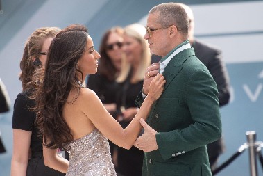 AU, JEZIVO! IZGOREO JE OD BOTOKSA! Ljudi napali Breda Pita da se deformisao, a onda je krenulo brutalno čerečenje njegove devojke