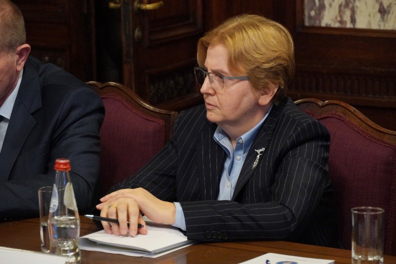 Dolovac spremna na sve samo da obezbedi većinu za novi mandat