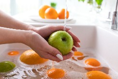 KAKO SE PERE VOĆE? Mnogi ga potapaju u rastvor sode bikarbone, ali to nije zamena za ovu stvar