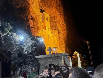 TAJNA VUNENIH ČARAPA NA OSTROGU Vernici ih vekovima ostavljaju kod moštiju sveca