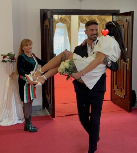 SUPRUGU KRIJE OD JAVNOSTI, A SADA SE SVE SAZNALO Priča se da pevač oženio zbog papira, evo čime se bavi njegova izabranica