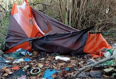 ŠETAO U PRIRODI, PA NAIŠAO NA ZASTRAŠUJUĆE OTKRIĆE Kad je video šta je razbacano po suvom lišću, ukočio se od straha! (FOTO)