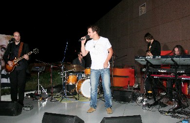 NAŠ PEVAČ OŽENIO 10 GODINA STARIJU PROFESORKU Niko nije verovao u njihovu ljubav, sada su u skladnom braku (FOTO)