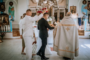 AU, MAJKO MILA, KAKVA BRUKA NA SVADBI Mlada stajala pred oltarom, a onda su u salu iznenada utrčali oni - gosti ostali skamenjeni od šoka! (VIDEO)