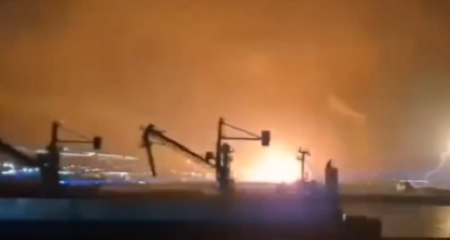 UKRAJINCI POGODILI RUSKI NAFTNI GIGANT! Turski mornari snimili udar na luku (VIDEO)