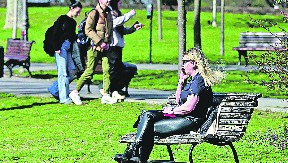 DANAS ĆEMO SE SMRZAVATI NA -2 I KUVATI NA 23 STEPENA RHMZ objavio detaljnu prognozu, evo kada nas očekuje pogoršanje vremena