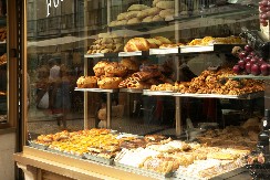 VIC DANA Mujo kreće kući s posla kad ga nazove Fata i kaže mu da kupi par kolača...