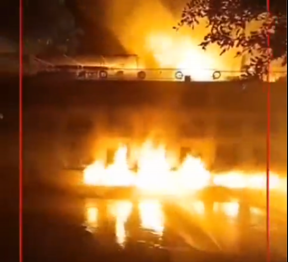 IZGOREO BAGER U POŽEGI USRED NOĆI Plamen progutao mašinu za nekoliko minuta!