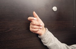 AU, KAKVA IDEJA Ovako obučena se pojavila na vratima momka koga je tek upoznala - njegova reakcija je urnebesna