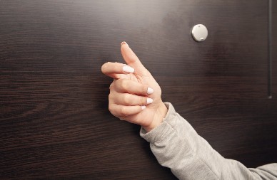 AU, KAKVA IDEJA Ovako obučena se pojavila na vratima momka koga je tek upoznala - njegova reakcija je urnebesna