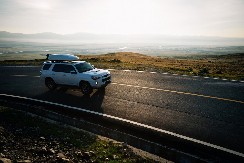 POKUŠALI DA PONOVE PODVIG RENDŽ ROVERA, PA PROŠLI NESLAVNO Ovaj automobil nije uspeo da savlada uzbrdicu pod uglom od 45 stepeni - za dlaku je izbegao katastrofu