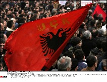 HAOS U STRAZBURU! PROTEST PODRŠKE BIVŠIM VOĐAMA OVK ISPRED SAVETA EVROPE Čula se vika i skandiranje