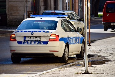 MUŠKARAC PUCNJEM USMRTIO ŽENU NASRED TRGA Bežala od njega i tražila pomoć, na kraju je stigao