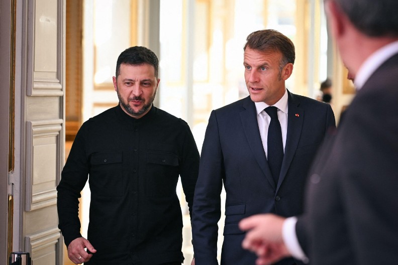 ZELENSKI PRED ODLAZAK U PARIZ NA TANKOM LEDU Evropski lideri ćute, ali poruka je jasna…