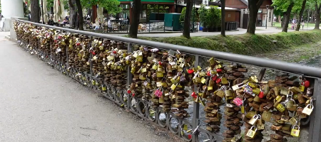MILOVANOVA PORUKA NA MOSTU LJUBAVI U VRNJAČKOJ BANJI POSTALA JE PRAVI HIT Ljudi plaču od smeha kada je vide