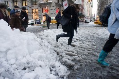 OVAJ TRIK ČINI VAŠE ZIMSKE CIPELE VODOOTPORNIM Sve što vam treba su sveća i fen