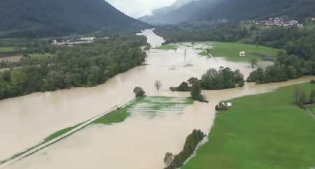 STRAVIČNE POPLAVE UZROKOVALE ODRONE! Slovenija pod udarom jakog nevremena, oštećena infrastruktura