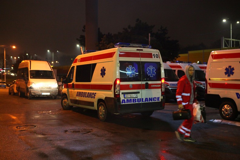 JEZIVA NESREĆA U BEOGRADU! ŽENU POKOSIO AUTOMOBIL DOK JE ŠETALA PSA Policija u poteri za vozačem