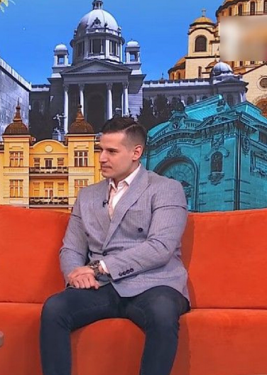 POZNATOG VODITELJA ODNELI U BOLNICU U POSLEDNJI ČAS Trpeo nesnosne bolove dve godine, pa hitno operisan