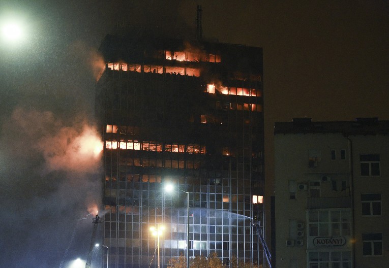 IZGOREO SIMBOL ZAGREBA! Plamen guta celu zgradu, stihiju gase 93 vatrogasca sa trideset vozila! (VIDEO)