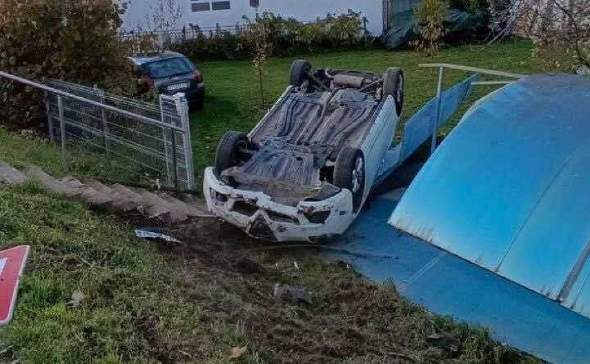 UDES KOD ČAČKA   "Jugom" sleteo s puta pa udario u banderu