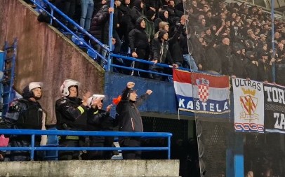PU, SRAMOTE JEDNE! Gledajte šta rade crnogorski policajci dok ustaše skandiraju "Ubij Srbina"! (VIDEO)