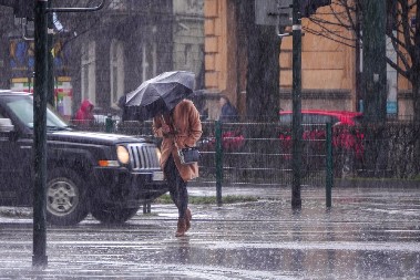 MUP IZDAO VAŽNO SAOPŠTENJE! Stižu nagli pad temperature i obilne kiše, vozači da na ove stvari obrate pažnju!