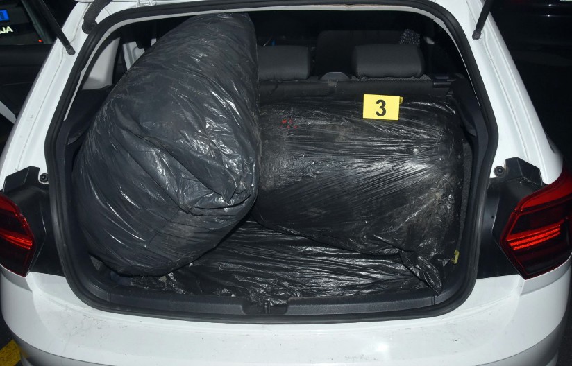 HAPŠENJE U SREMSKOJ MITROVICI  Prilikom pregleda pronašli mu više od  kilogram narkotika