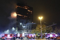 KRHOTINE PADAJU SA SOLITERA NA ULICU, GORNJI SPRAT PONOVO ZAHVATIO PLAMEN! Jezive slike Zagreba u oblaku dima, opasnost NIJE PROŠLA (FOTO)