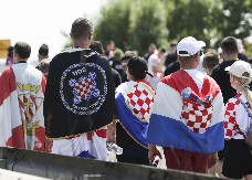 "KO NE SKAČE TAJ JE PRAVOSLAVAC..."  Poslušajte šta kaže HRVATSKI komentator nakon skandaloznog skandiranja hrvatskih navijača (VIDEO)