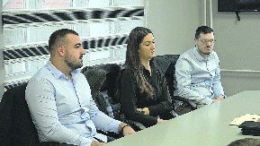 MLADI LEKARI ODLUČILI DA SE VRATE U SVOJE RODNO MESTO Sjajan gest opštine Prijepolje - finansiraju doktore stažiste