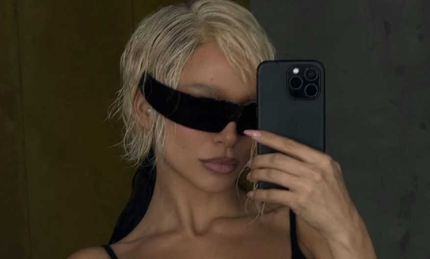 EDITA ARADINOVIĆ ZAPALILA MREŽE! Podigla majicu skroz gore, pokazala stomak, mišići sevaju, svi gledaju samo jedno (FOTO)