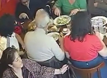 STRAVA I UŽAS U RESTORANU Sedela je pored porodice, a onda je uradila nešto ODVRATNO - snimak razbesneo mreže! (VIDEO)