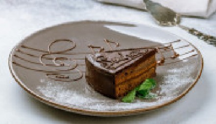 SAHER TORTA SE TOPI U USTIMA Čokoladna kora puterastog ukusa i nežne kajsije