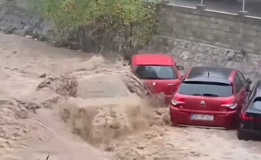 KATASTROFALNA POPLAVA U BUDVI Bujica nosi automobile, stanovi poplavljeni, grad je POD VODOM (VIDEO)