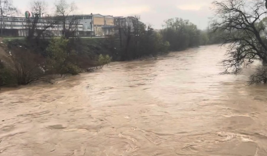 IZ POPLAVE SPAŠENO PETORO DECE! Drama kod Vranja, hitne službe na terenu