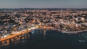 NA OVOM MEDITERANSKOM OSTRVU LETO JOŠ UVEK TRAJE Toplo je i opušteno i u ovo doba godine - turisti ga sa razlogom obožavaju