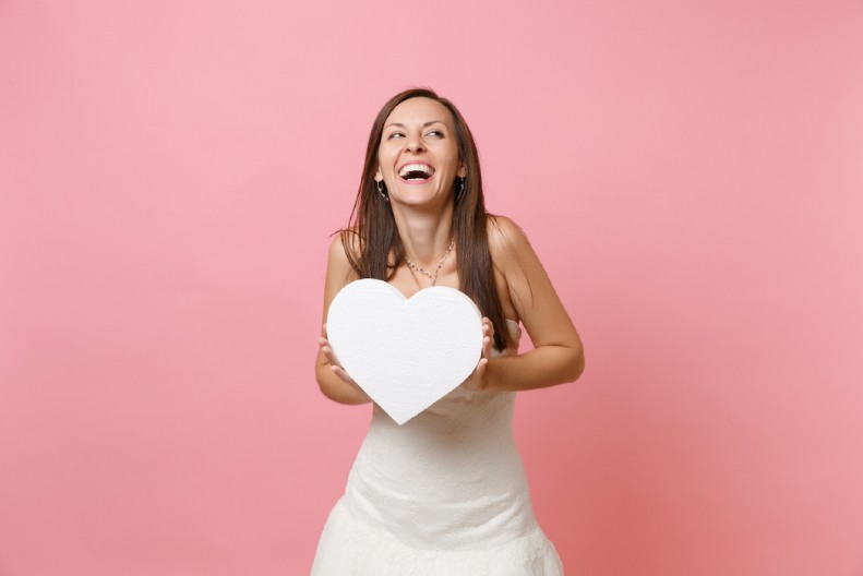 KAKAV ŠOK NA SVADBI - MLADA SE U OVOME POJAVILA PRED OLTAROM  Ljudi brišu suze od smeha i ne veruju - Kako joj je to samo palo na pamet?