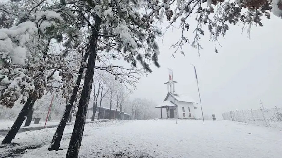 PRVI SNEG NAPADAO PO CRKVI U SRCU SRBIJE Na fotografijama izgleda kao prizor iz bajke