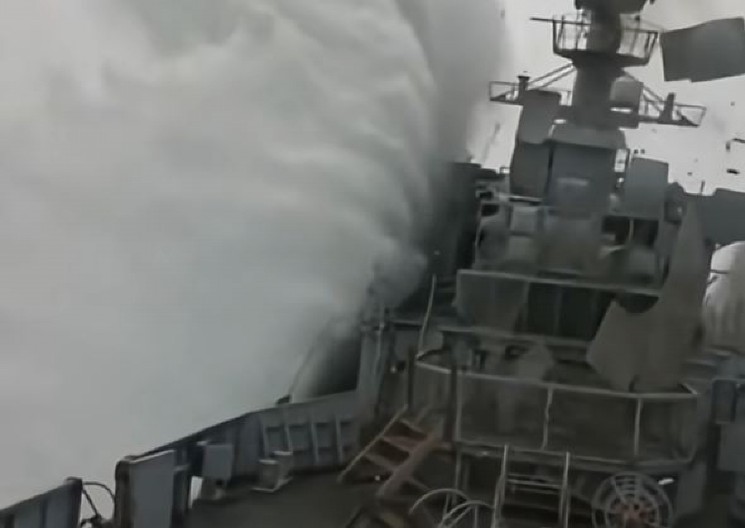 NATO TORPEDO RAZNEO FREGATU! Objavljeni jezivi snimci, brod raznet u parčiće! (VIDEO)