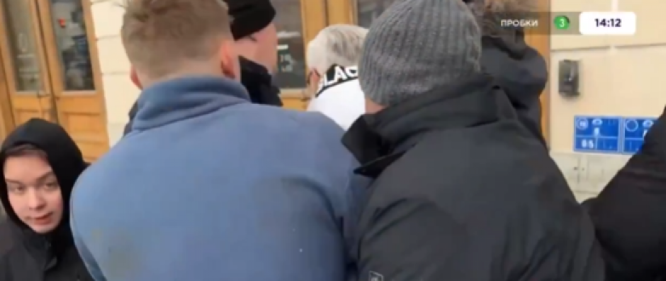 POJAVIO SE SNIMAK NAPADA NA POLJSKOG AMBASADORA Grupa ljudi ga okružila i vređala ga (VIDEO)