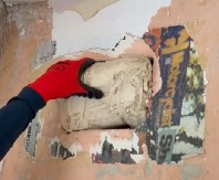 RENOVIRANJE SE PRETVORILO U NOĆNU MORU Oljuštili tapete, a ispod se krila rupa u zidu - ono što se krilo unutra ledi krv u žilama! (VIDEO)