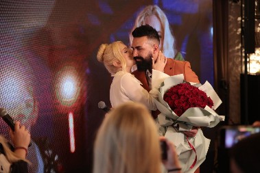 NIKOLINA KOVAČ I SAŠA KAPOR OTKRILI POL BEBE Cela porodica slavi!