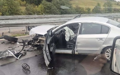 JEZIVA NEZGODA KOD KRAGUJEVCA Sleteo sa puta, razvalio ogradu i završio sa vozilom prevrnutim na krov