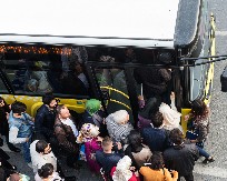 VIC DANA Seljak u punom busu se drži za šipku, pridržava se da ne padne, odjednom...