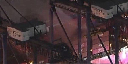 ODJEKNULA EKSPLOZIJA U LUCI, ZAPALJENE OPASNE MATERIJE Strahovit požar zahvatio brod u Los Anđelesu (VIDEO)