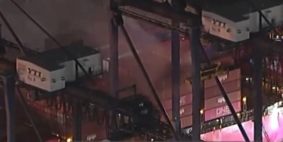 ODJEKNULA EKSPLOZIJA U LUCI, ZAPALJENE OPASNE MATERIJE Strahovit požar zahvatio brod u Los Anđelesu (VIDEO)