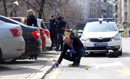 KAMERE OTKRIVAJU DETALJE SMRTI NA NOVOM BEGRADU Nakon što je čula pucnje, radnica se zatvorila u trafiku