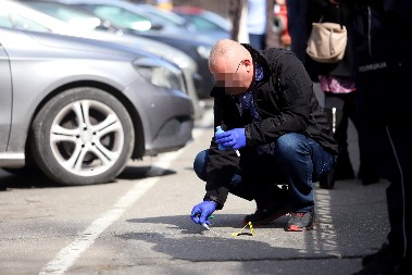 ČULO SE OKO ŠEST PUCNJEVA, A ONDA JE PRONAĐENO TELO  Policija na uviđaju pronašla, kesicu, a to možda može da otkrije motiv ubisvta